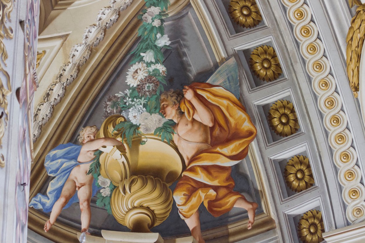 Geflügelte Epheben, Zentralhalle mit Fresken von Domenico und Giuseppe Valeriani, Jagdresidenz, von Filippo Juvarra (1678-1736), Stupinigi, Piemont, Italien von Giuseppe and Valeriani Domenico Valeriani