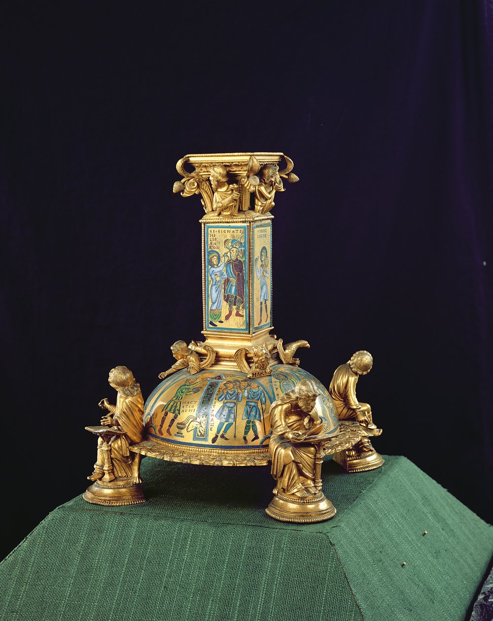 Sockel des Kreuzes von St. Bertin, aus der Abtei Saint-Bertin, um 1180 von Godefroid de Huy