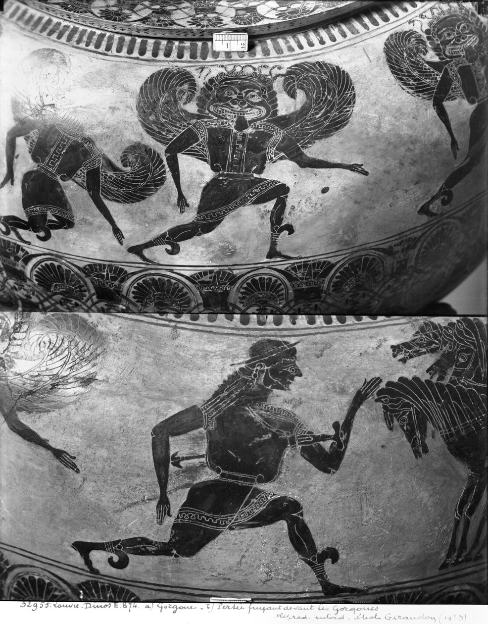 Attisch schwarzfiguriger Dinos, der Perseus zeigt, wie er vor den Gorgonen flieht von Greek