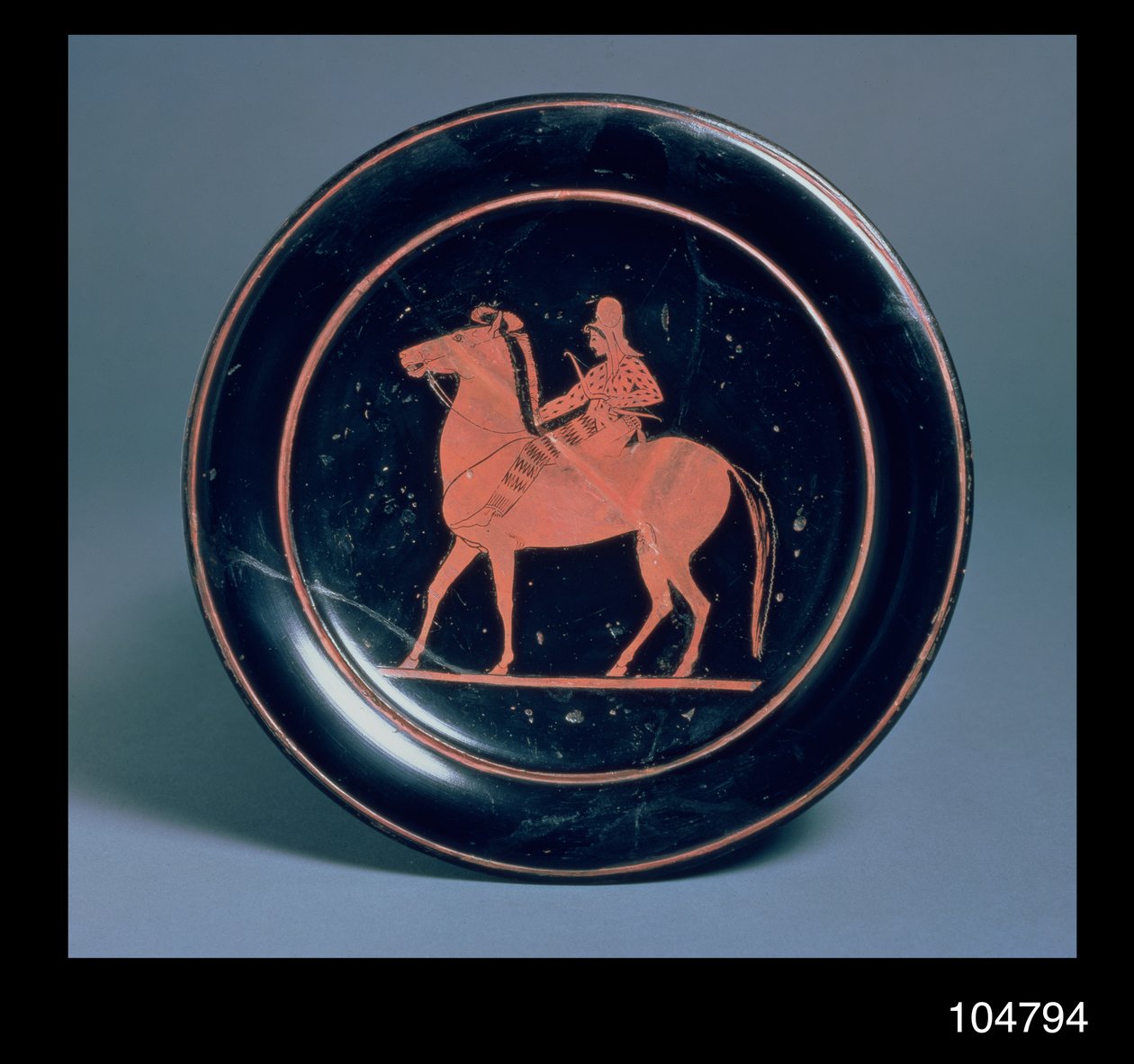 Attische rotfigurige Platte mit einem Bogenschützen zu Pferd, von Paseas, aus Chuisi, ca. 520-510 v. Chr. von Greek