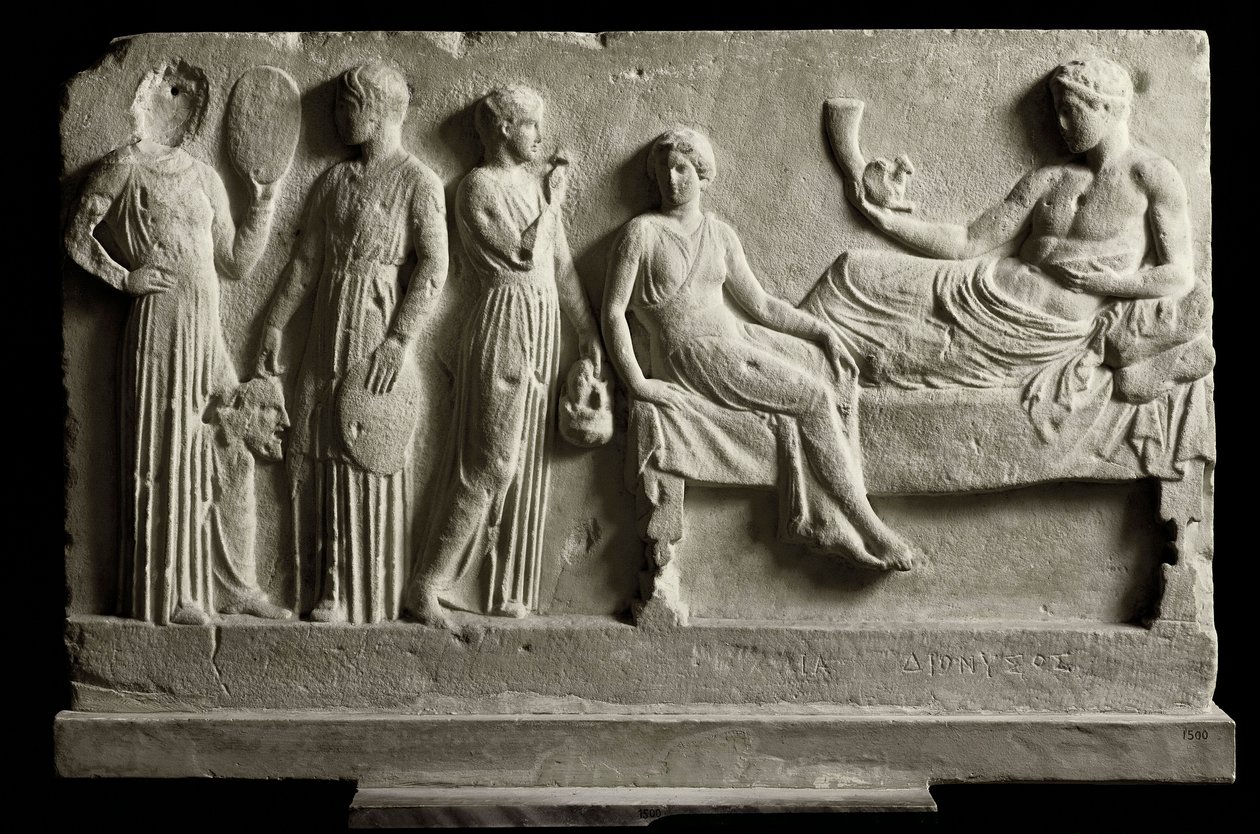 Griechische Kunst: niedriges votives Marmorrelief, Dionysos Bacchus von Komödianten gewidmet, es stellt „Die Bakchen“ von Euripides dar - 410 v. Chr. - Athen, Nationales Archäologisches Museum von Greek