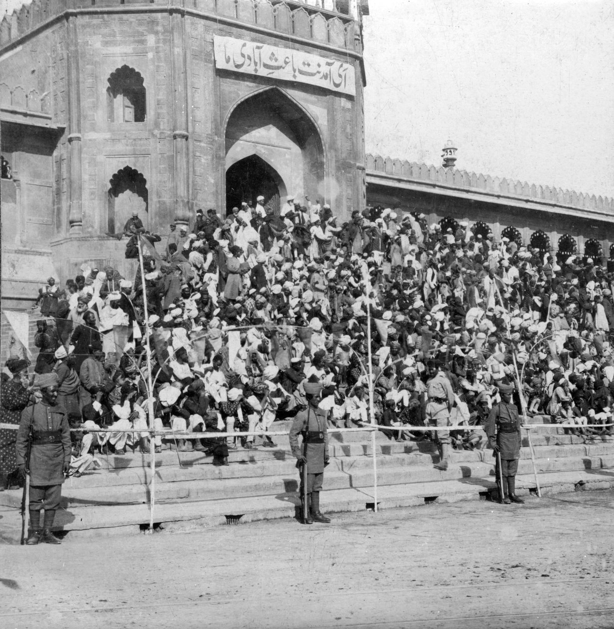Zuschauer an der Jumma Masjid, Bangalore, Indien, 1900er Jahre von H. Hands and Son
