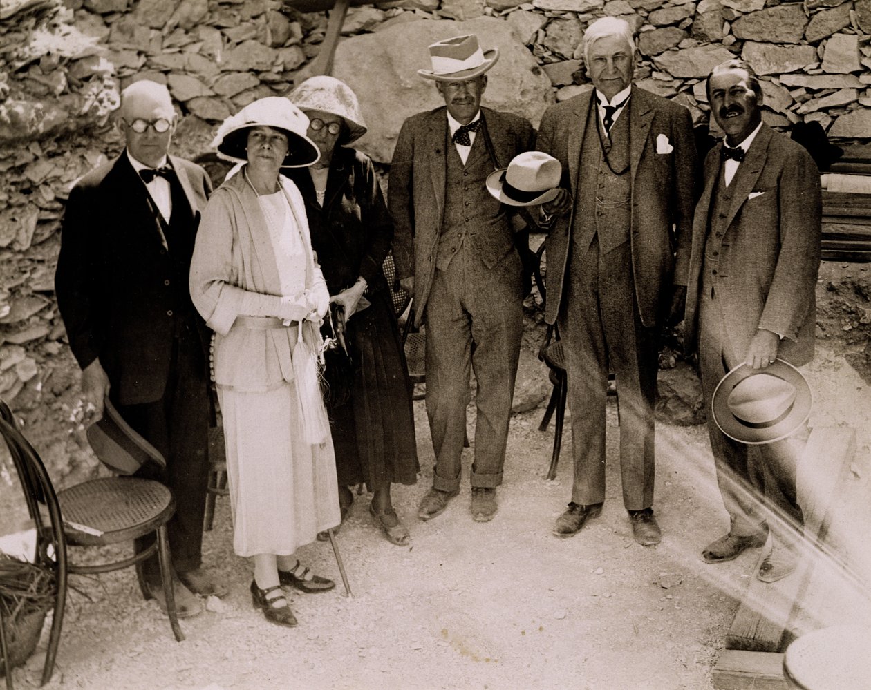 Howard Carter (1873-1939) und eine Gruppe Europäer neben den Ausgrabungen des Grabes von Tutanchamun, Tal der Könige von Harry Burton
