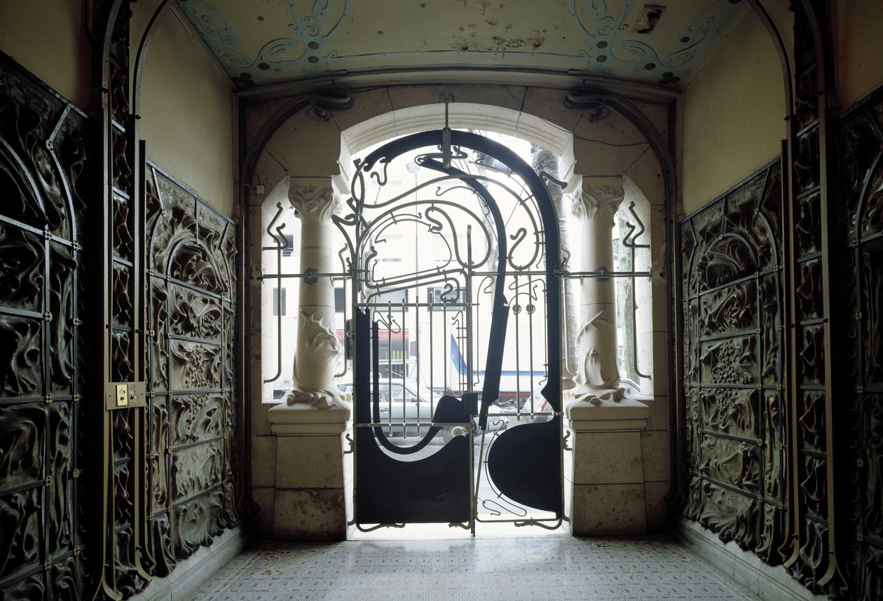 Ansicht des Eingangstors von Castel Béranger in der Rue de la Fontaine 14 im 16. Arrondissement von Paris (Foto) von Hector Guimard