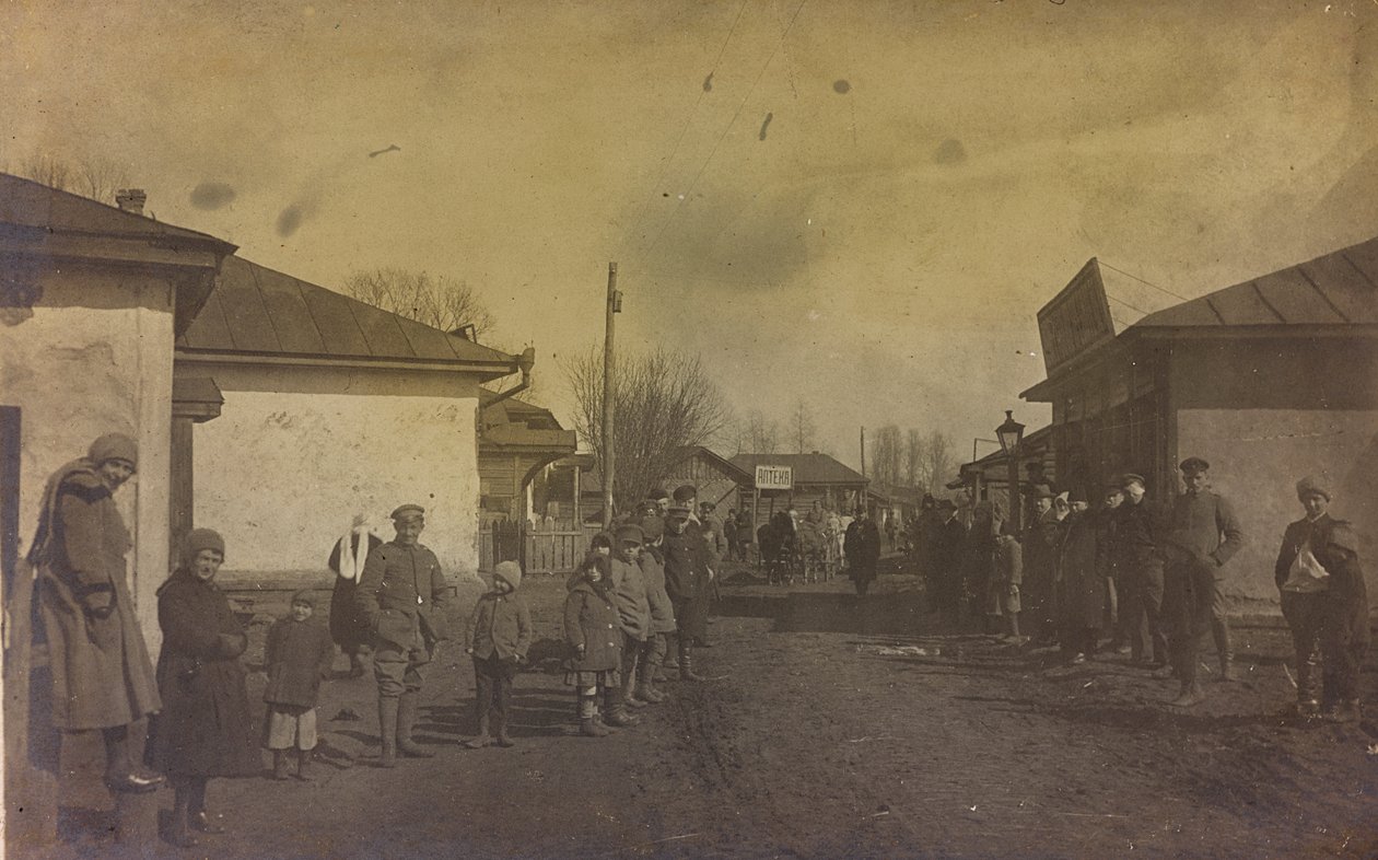 Erster Weltkrieg: Die Ukraine in den Jahren 1914-1916 während der Invasion der deutschen Armee. Militärs und Zivilisten auf der Straße einer Stadt (s/w Foto) von Heldenfriedhof Dsessentniki (attr. to)