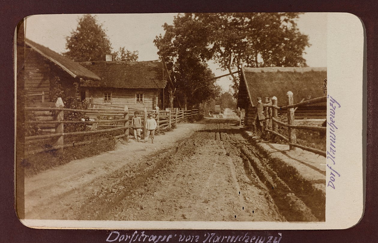 Erster Weltkrieg: die Ukraine in den Jahren 1914-1916 während der Invasion der deutschen Armee. Landstraße (s/w Foto) von Heldenfriedhof Dsessentniki (attr. to)