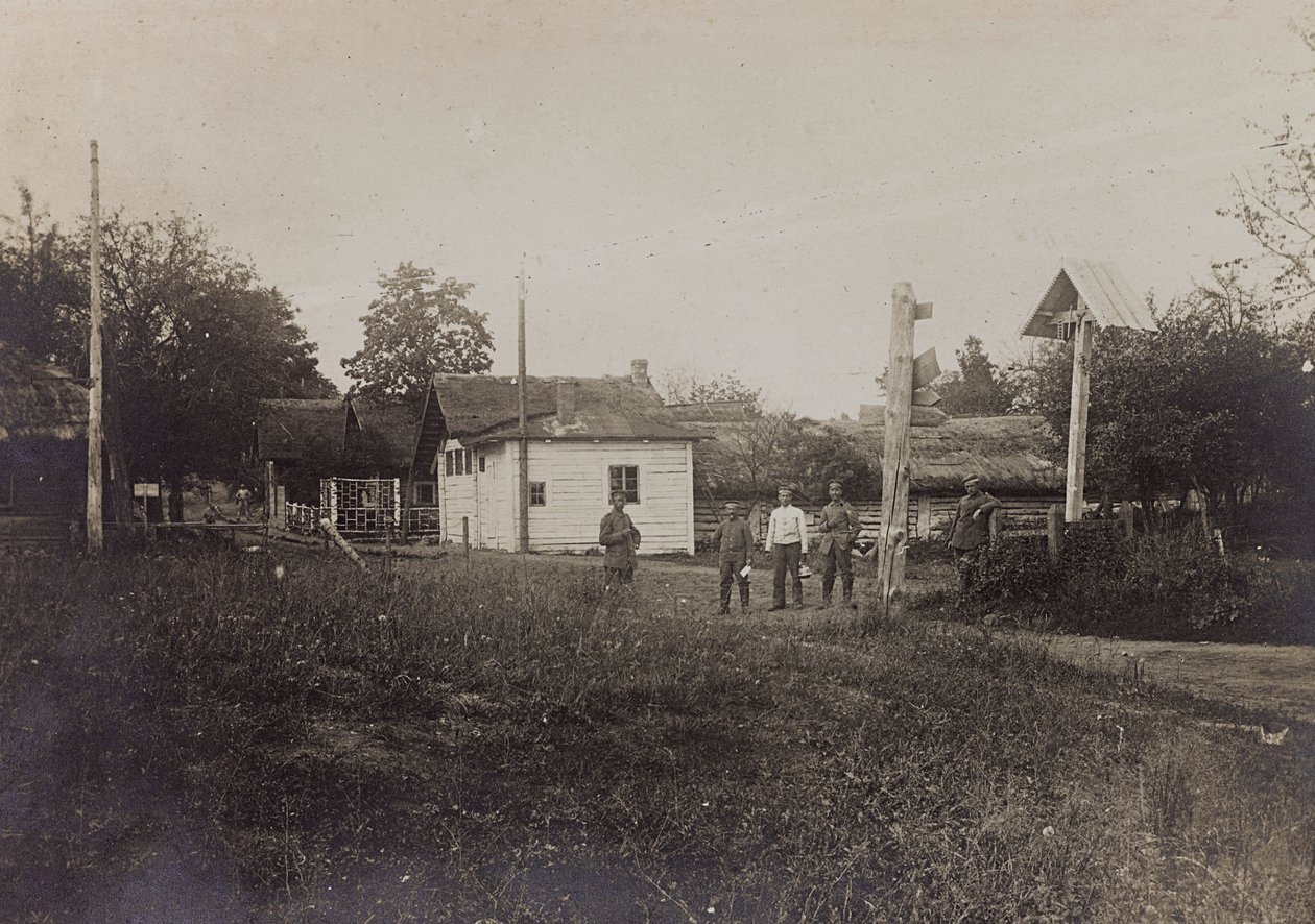 Erster Weltkrieg: die Ukraine in den Jahren 1914-1916 während der Invasion der deutschen Armee. Landstraße (s/w Foto) von Heldenfriedhof Dsessentniki (attr. to)