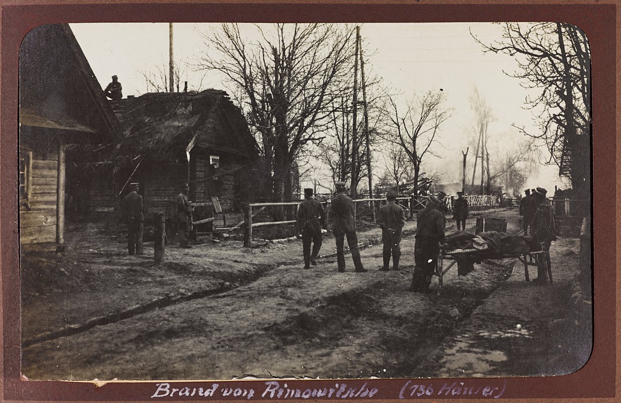 Erster Weltkrieg: Ukraine in den Jahren 1914-1916 während der Invasion der deutschen Armee. Militär mit einem Verwundeten (s/w Foto) von Heldenfriedhof Dsessentniki (attr. to)