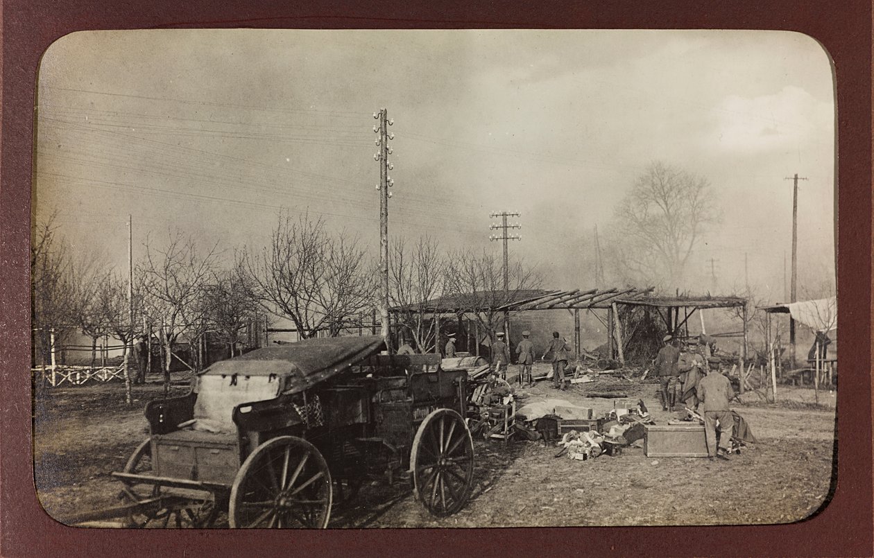 Erster Weltkrieg: Ukraine in den Jahren 1914-1916 während der Invasion der deutschen Armee. Militär an der Stelle eines Bombenangriffs (s/w Foto) von Heldenfriedhof Dsessentniki (attr. to)