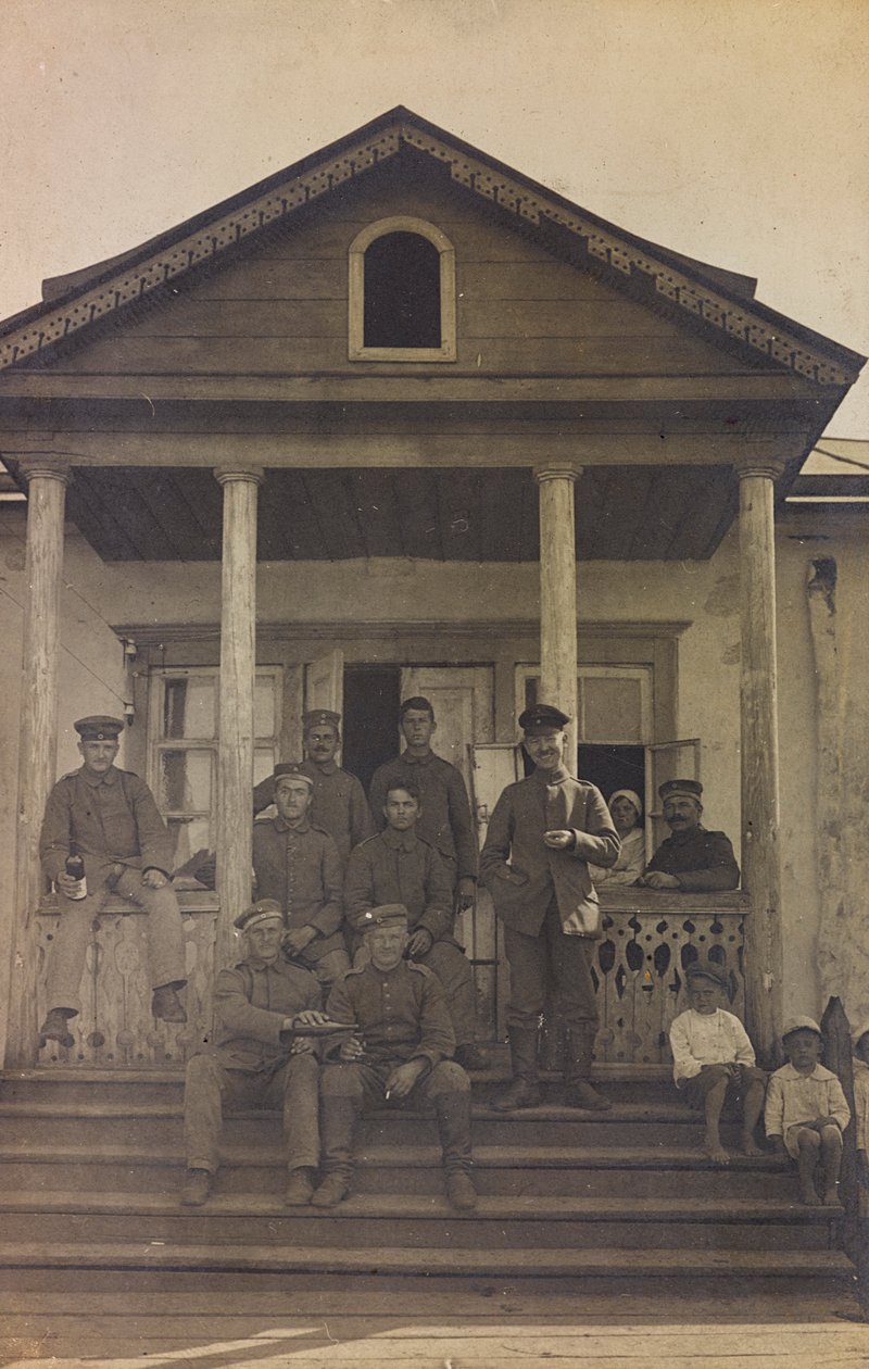 Erster Weltkrieg: Ukraine in den Jahren 1914-1916 während der Invasion der deutschen Armee. Gruppe von Soldaten auf den Vortreppen eines Hauses (s/w Foto) von Heldenfriedhof Dsessentniki (attr. to)