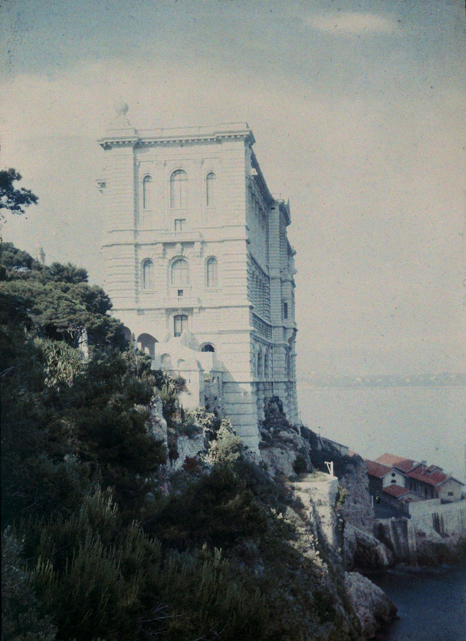 Elegantes befestigtes Gebäude am Golf von Monaco von Henri Chouanard