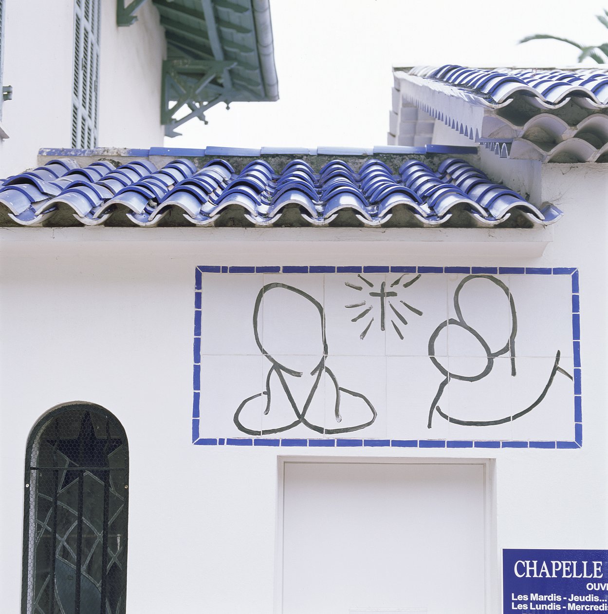 Ansicht des Eingangs und Dachs der Rosenkranzkapelle, Vence von Henri Matisse