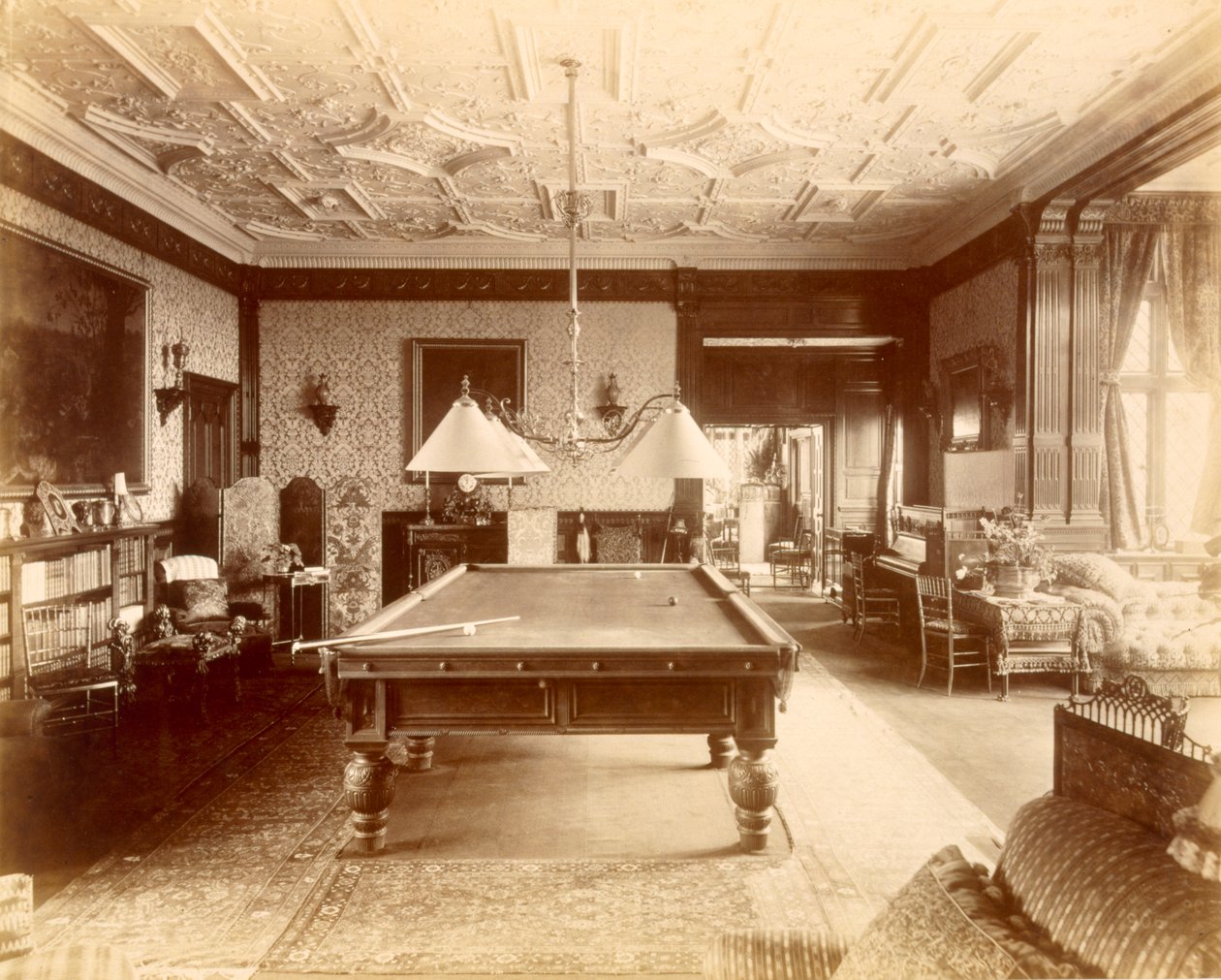 Das Billardzimmer im Ascott House, Buckinghamshire von Henry Bedford Lemere