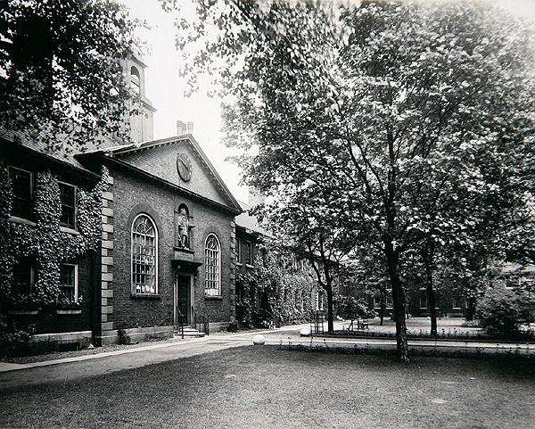 Die Eisenwaren-Almshäuser, Kingsland Road, Shoreditch, ca. 1910 von Henry Dixon