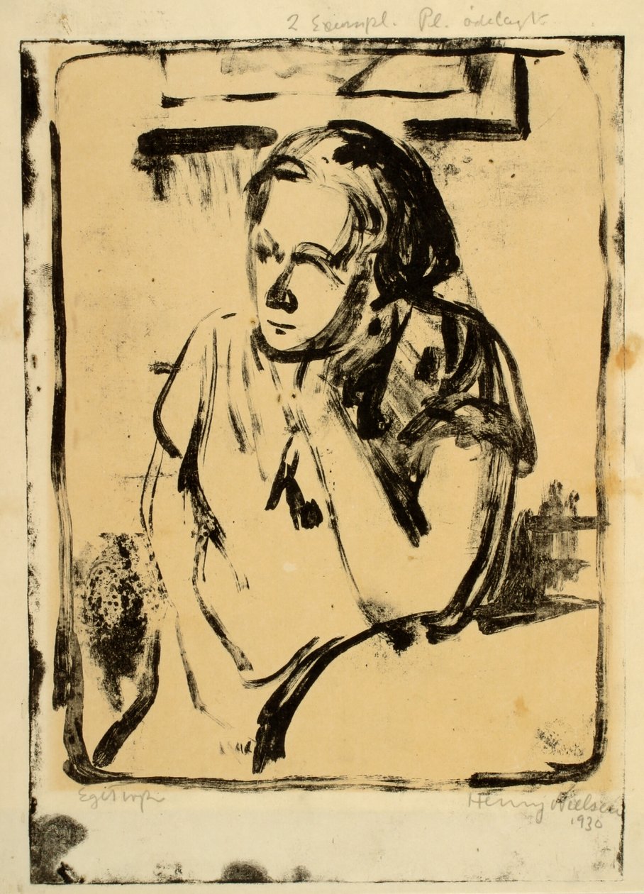 Frau sitzt am runden Tisch mit der Hand unter dem Kinn von Henry Nielsen