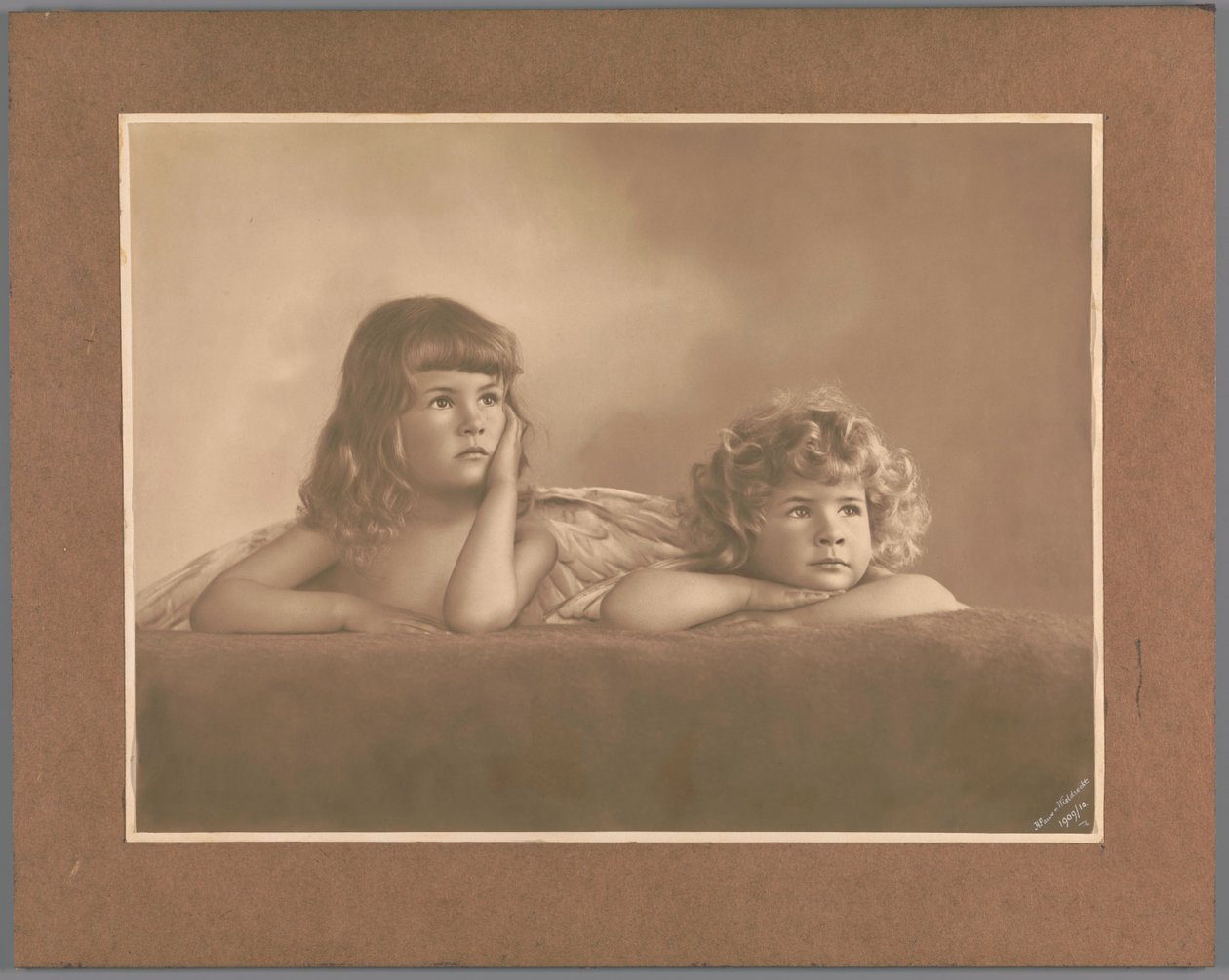 Porträt von Agnes Renée und Irène Heloïse Pauw van Wieldrecht, Töchter des Fotografen, in einer Pose, die den Putti auf der Sixtinischen Madonna von Raffael (Dresden, Galerie Alte Meister) entlehnt ist von Henry Pauw van Wieldrecht