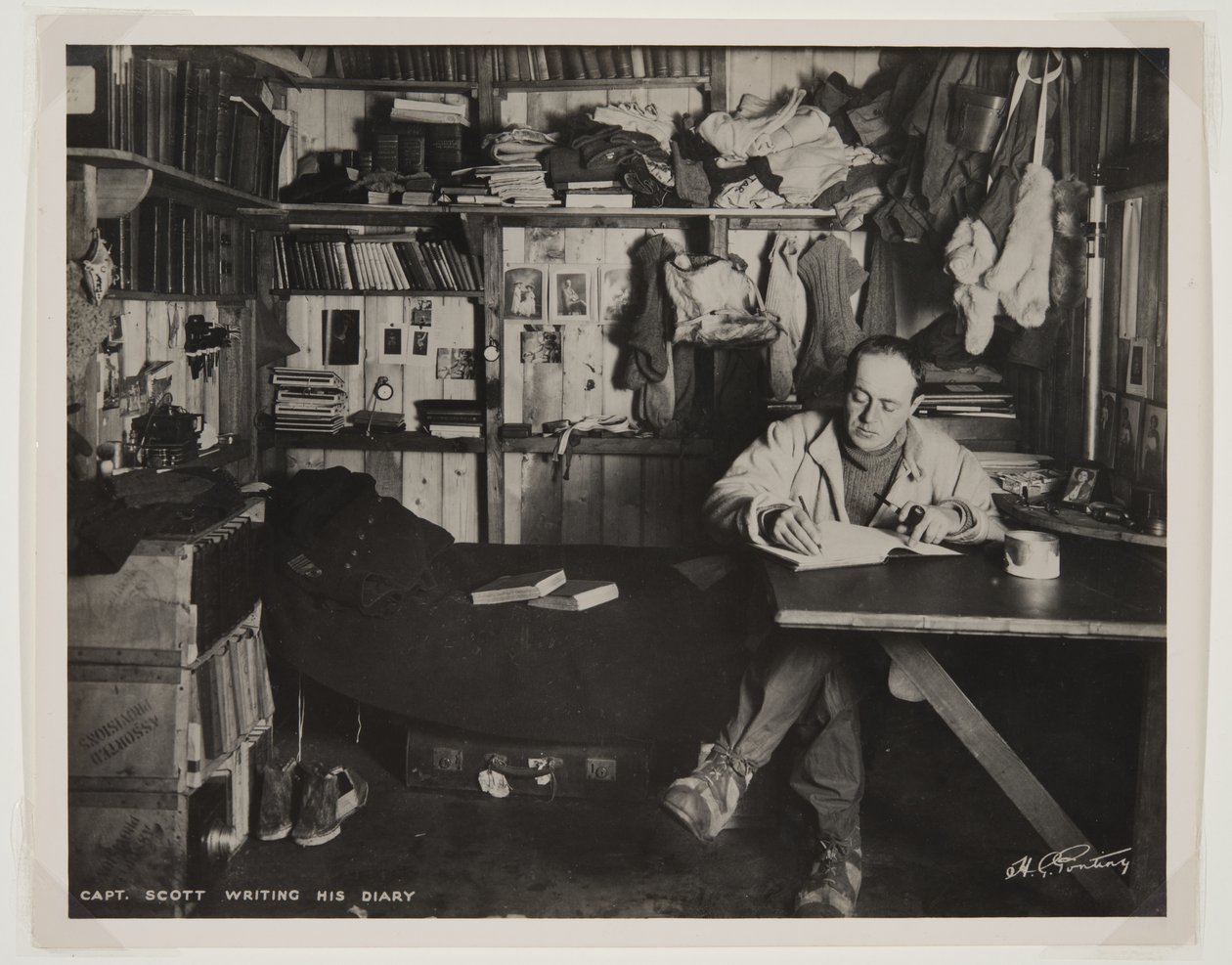 Kapitän Scott schreibt sein Tagebuch während der Terra Nova Expedition (1910-13) zum Südpol von Herbert Ponting