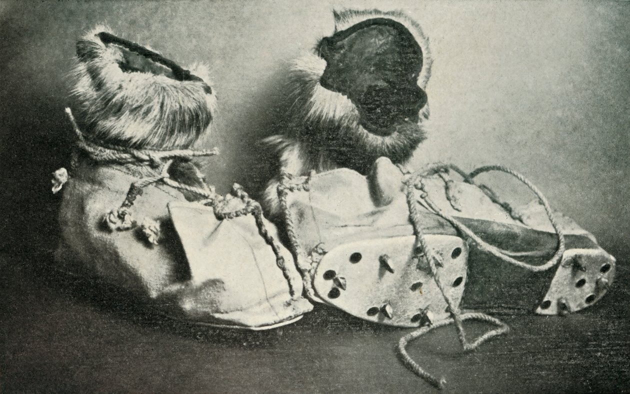 Finnesko mit Steigeisen, ca. 1910-1913 von Herbert Ponting