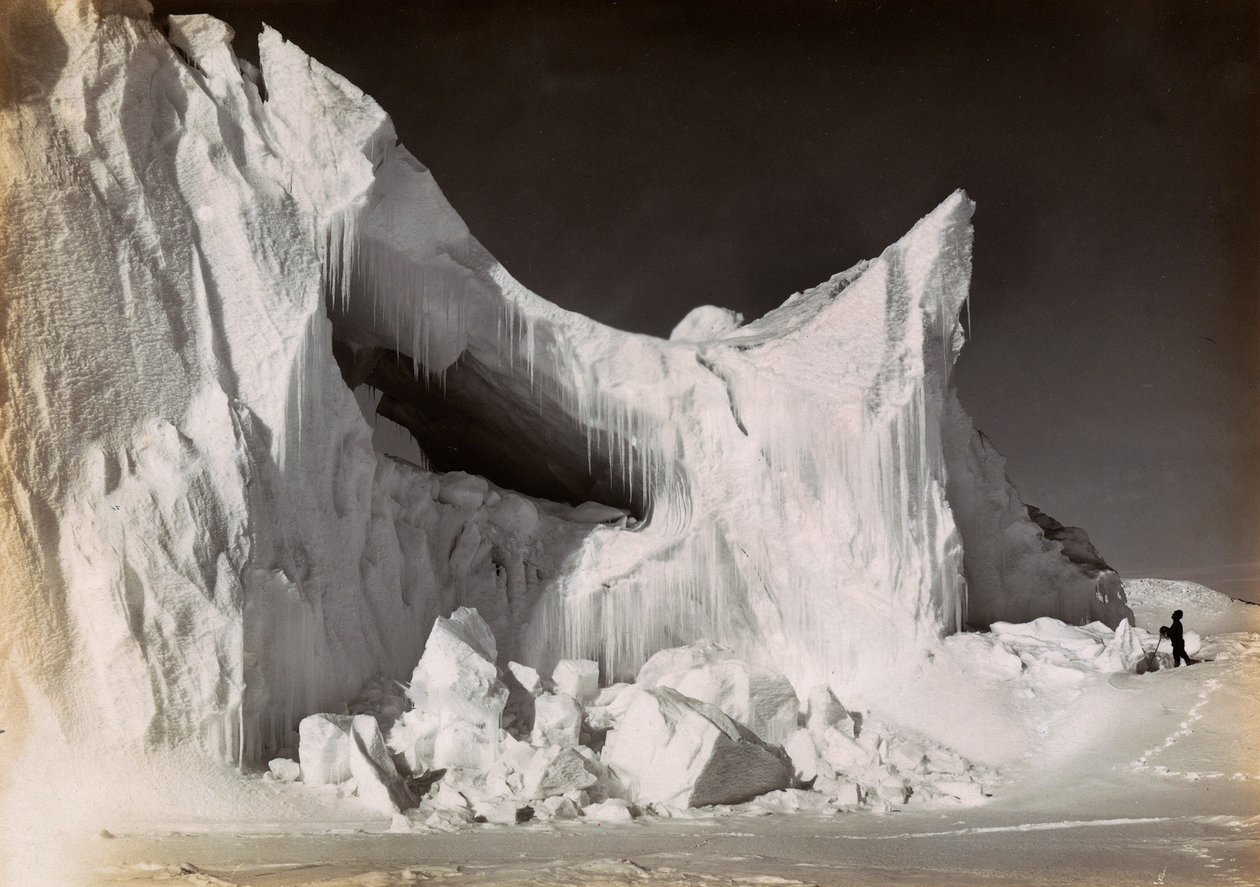 Eisschloss am Ende des Winters, gefilmt während der englischen Expedition in die Antarktis von Herbert Ponting
