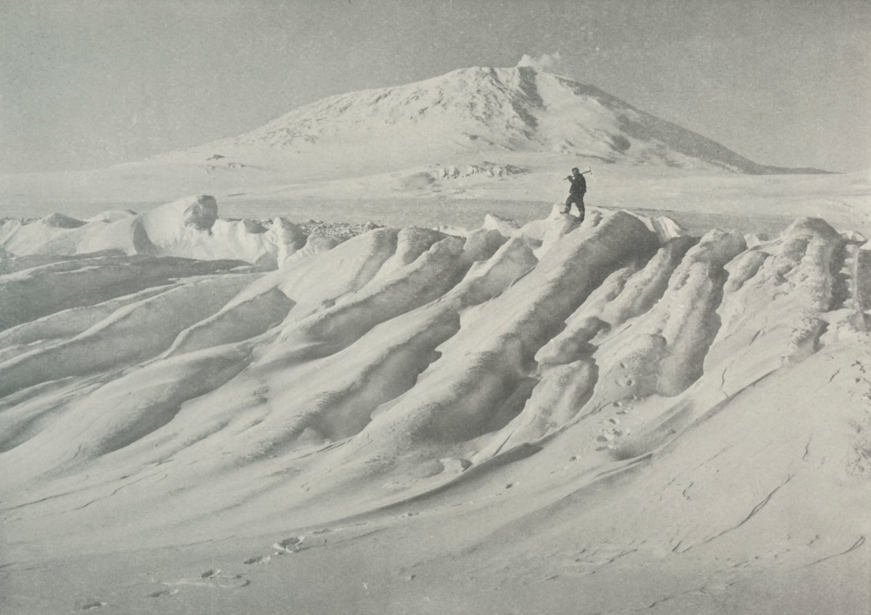 Mount Erebus über einem wassergeformten Eisberg, Oktober 1911, 1913 von Herbert Ponting