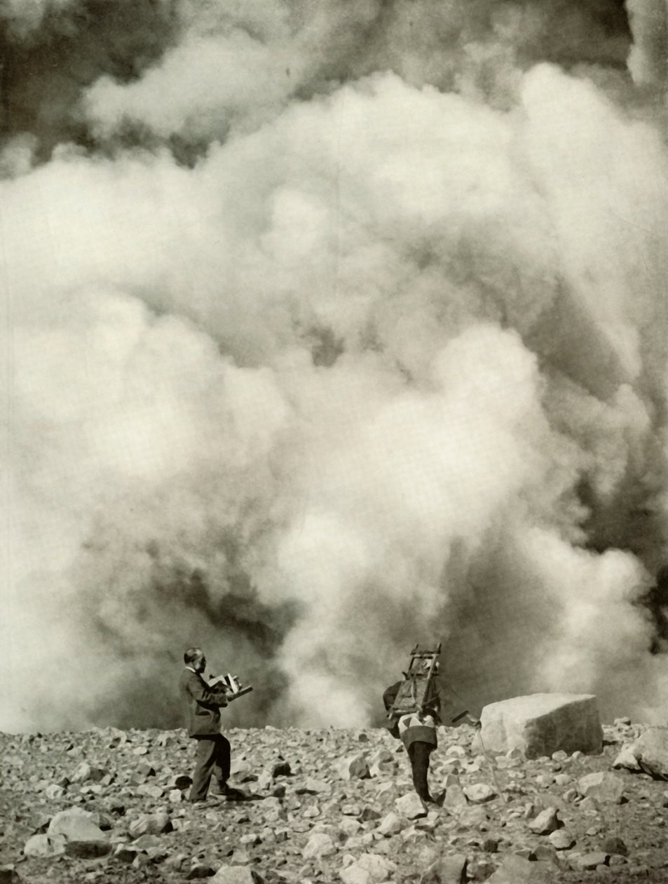 Rauch und Dampf steigen aus dem Krater von Asama nach der Explosion von Herbert Ponting