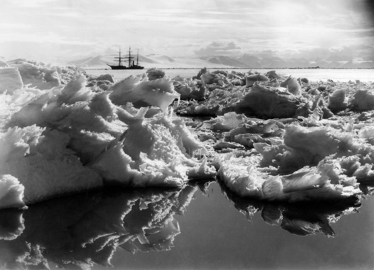 Die Terra Nova im McMurdo-Sund, Antarktis, 1911 von Herbert Ponting
