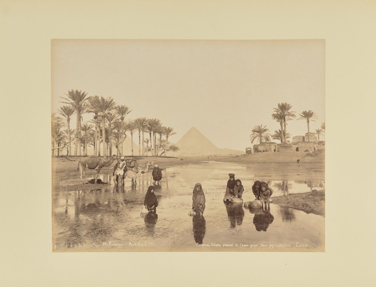 Frauen, Fellachen schöpfen Wasser nahe den Pyramiden, Kairo von Hippolyte Arnoux