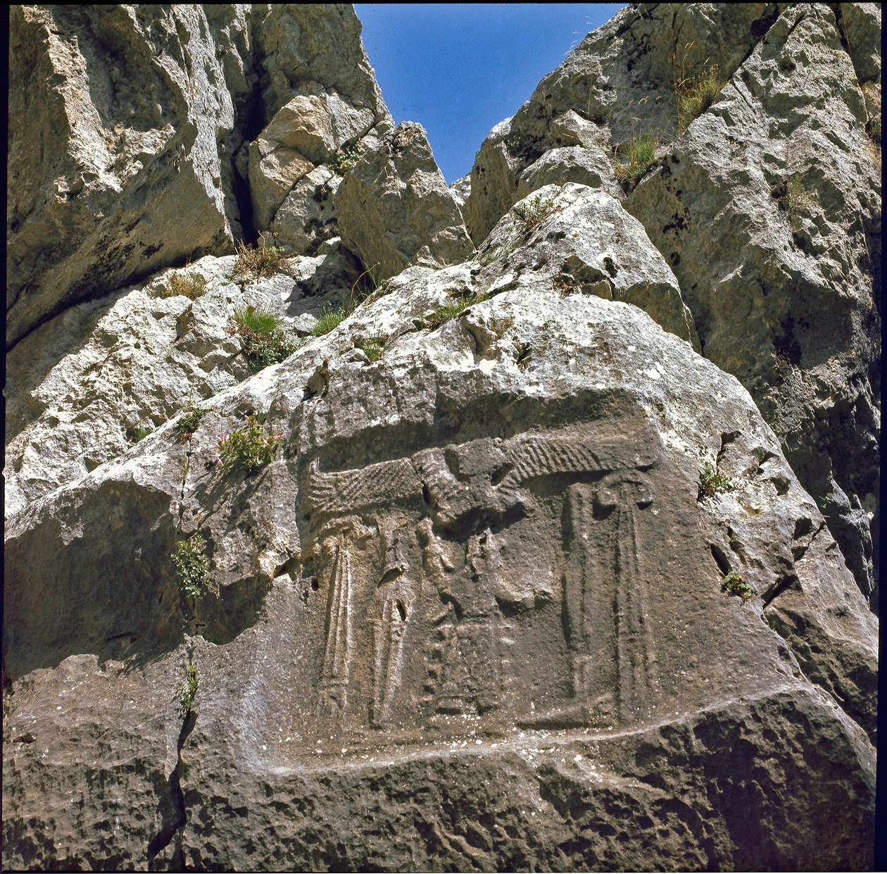 Flachrelief mit einer Figur unter einem geflügelten Wesen, um 1250-1220 v. Chr. von Hittite