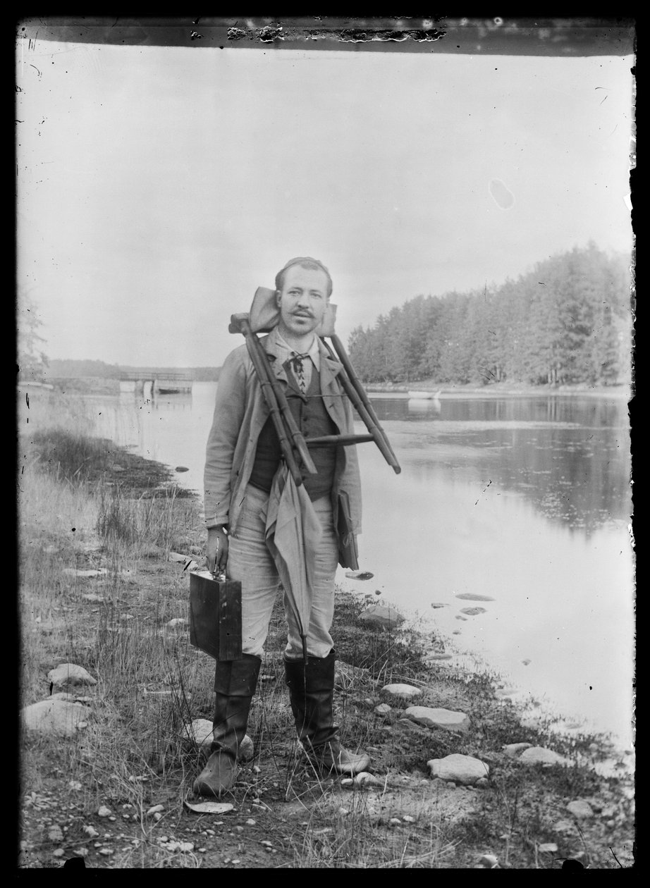 Hugo Simberg mit Malutensilien in Niemenlautta von Hugo Simberg