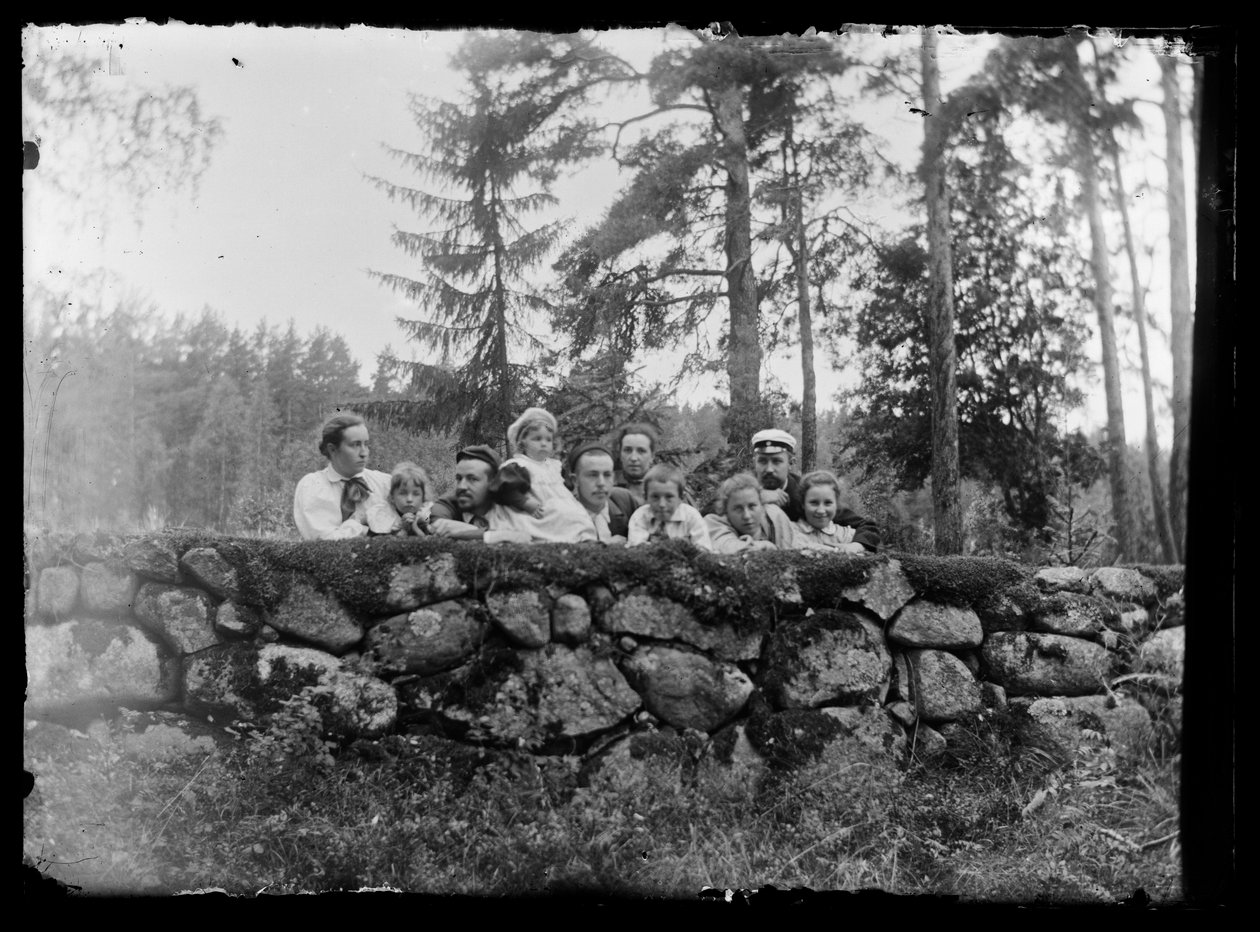 Hugo Simberg mit Geschwistern auf einer Steinmauer von Hugo Simberg