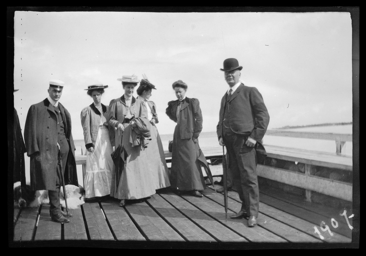 Passagiere am Dampfschiffanleger von Niemenlautta von Hugo Simberg