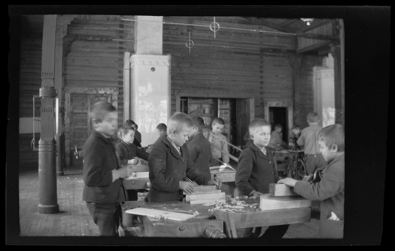 Wahrscheinlich der Skulpturensaal der Volksschule von Kymintehdas von Hugo Simberg
