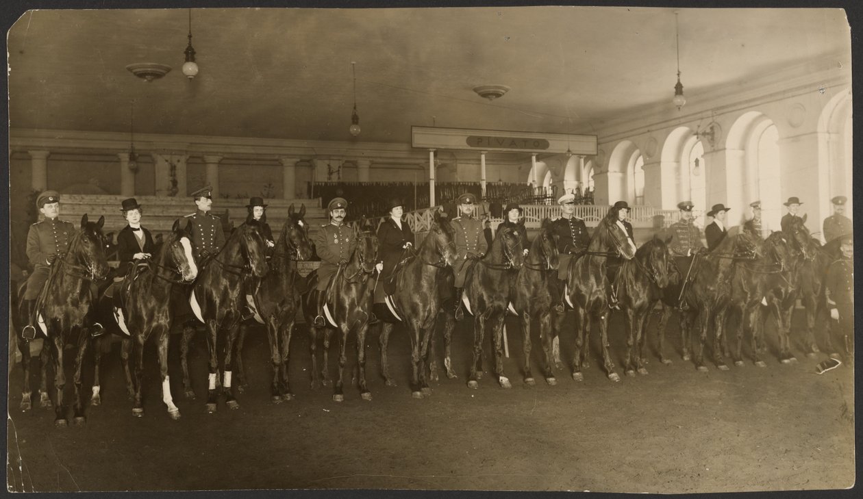 Reitwettbewerb in der Milchailovsky Manege (Reitschule) St. Petersburg: die Damenrunde von Iakob Vladimirovich Shteinberg