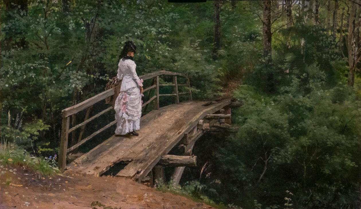 Sommerlandschaft. Vera Repine auf einer kleinen Brücke in Abramtsevo