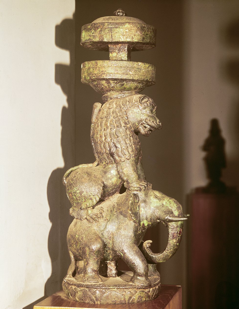 Skulptur eines Löwen auf einem Elefanten, aus Nalanda, Bihar, 9.-10. Jahrhundert von Indian School
