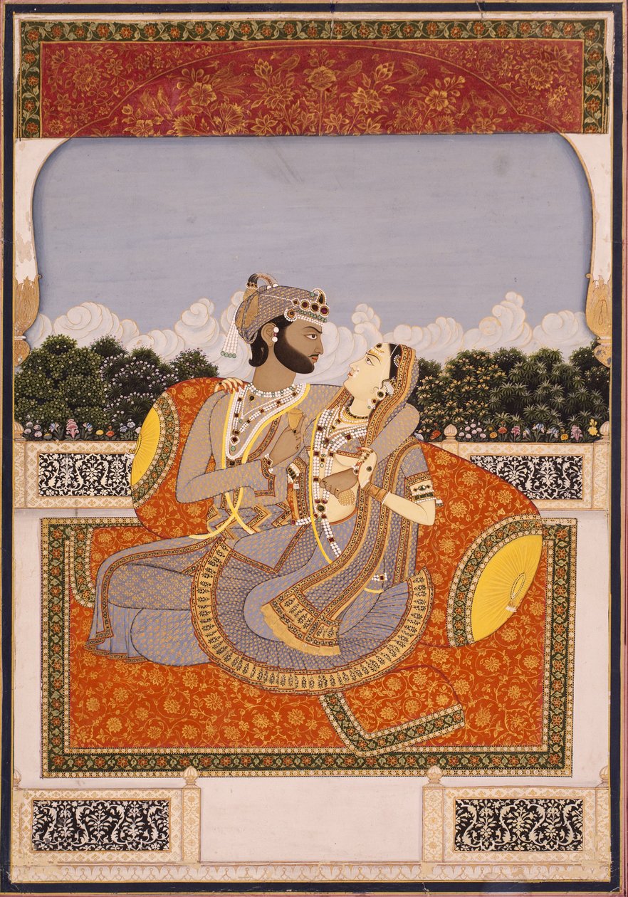 Ein Paar umarmt sich auf einer Terrasse von Indian School