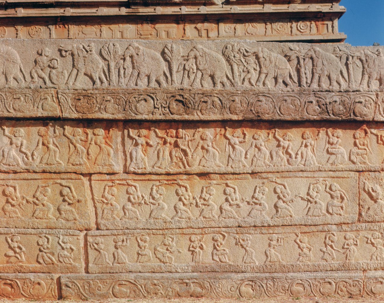 Detail der Wand, am Mahanavami Dibba von Indian School