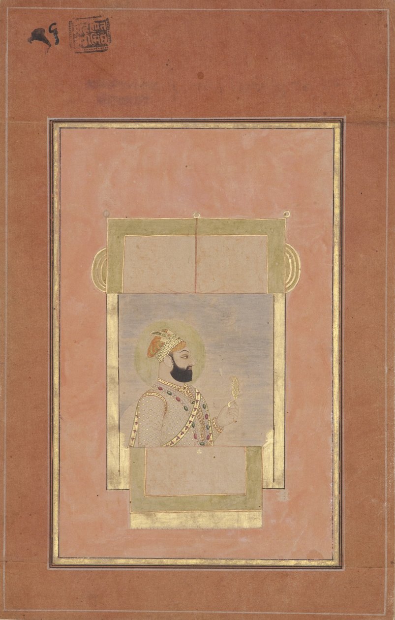Farrukh Siyyar sitzt am Fenster und hält einen goldenen Sarpech von Indian School
