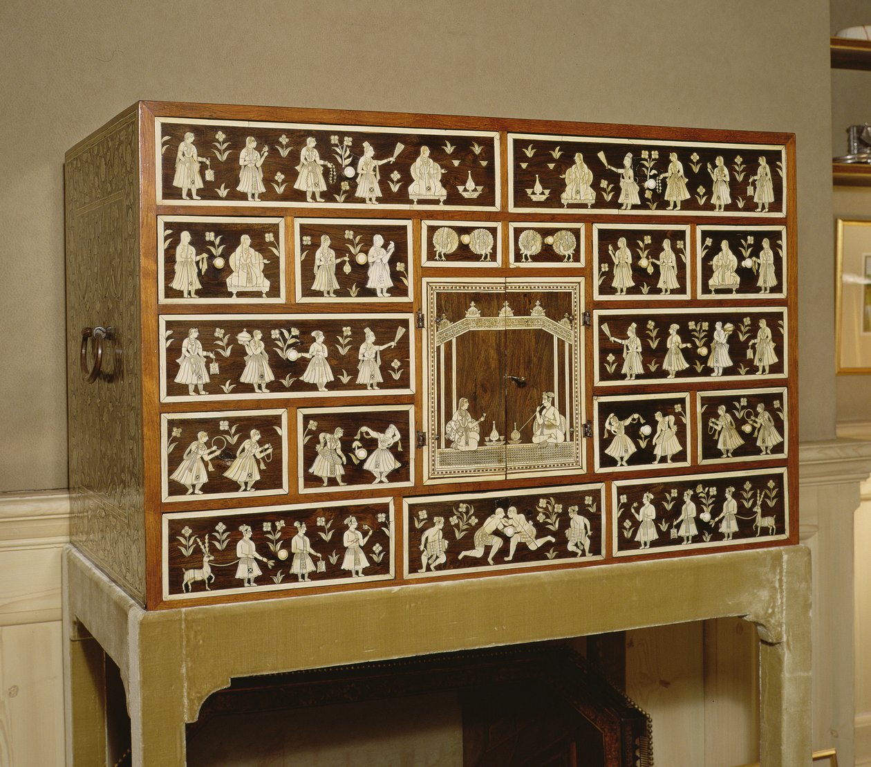 Indischer Schrank, dekoriert mit Elfenbein und Rosenholz, 17 Schubladen, Ceylon, 1700 von Indian School