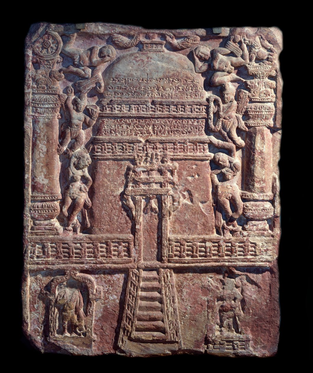 Jain-Tafel der Huldigung, aufgestellt von Vasu, der Tochter der Kurtisane Lavana Sobhika (roter Sandsteinrelief, Kushan-Reich) von Indian School