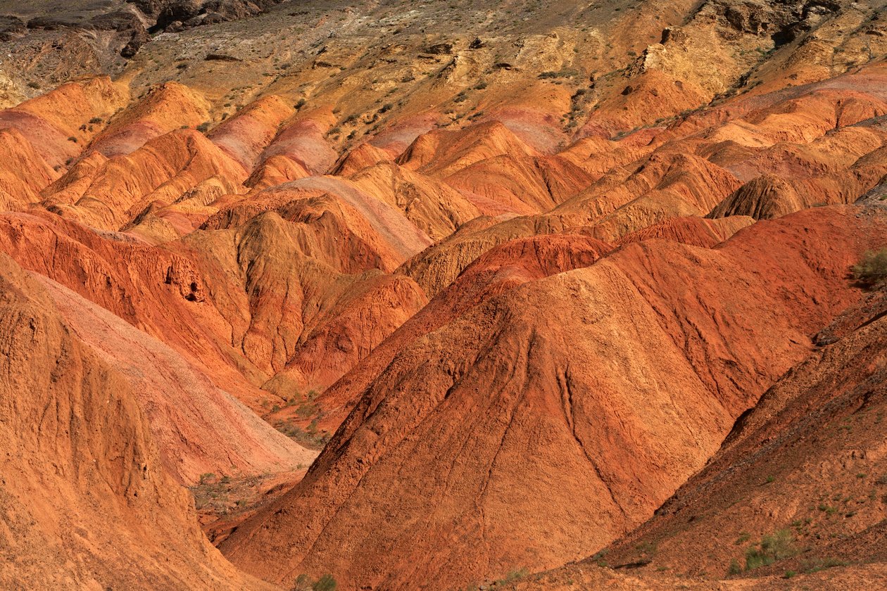 Bei den farbigen Felsen nahe dem Campingplatz in Wu Cai Wan in der Wüste Gobi, Xinjiang, 2007 (Foto) von Ira Block