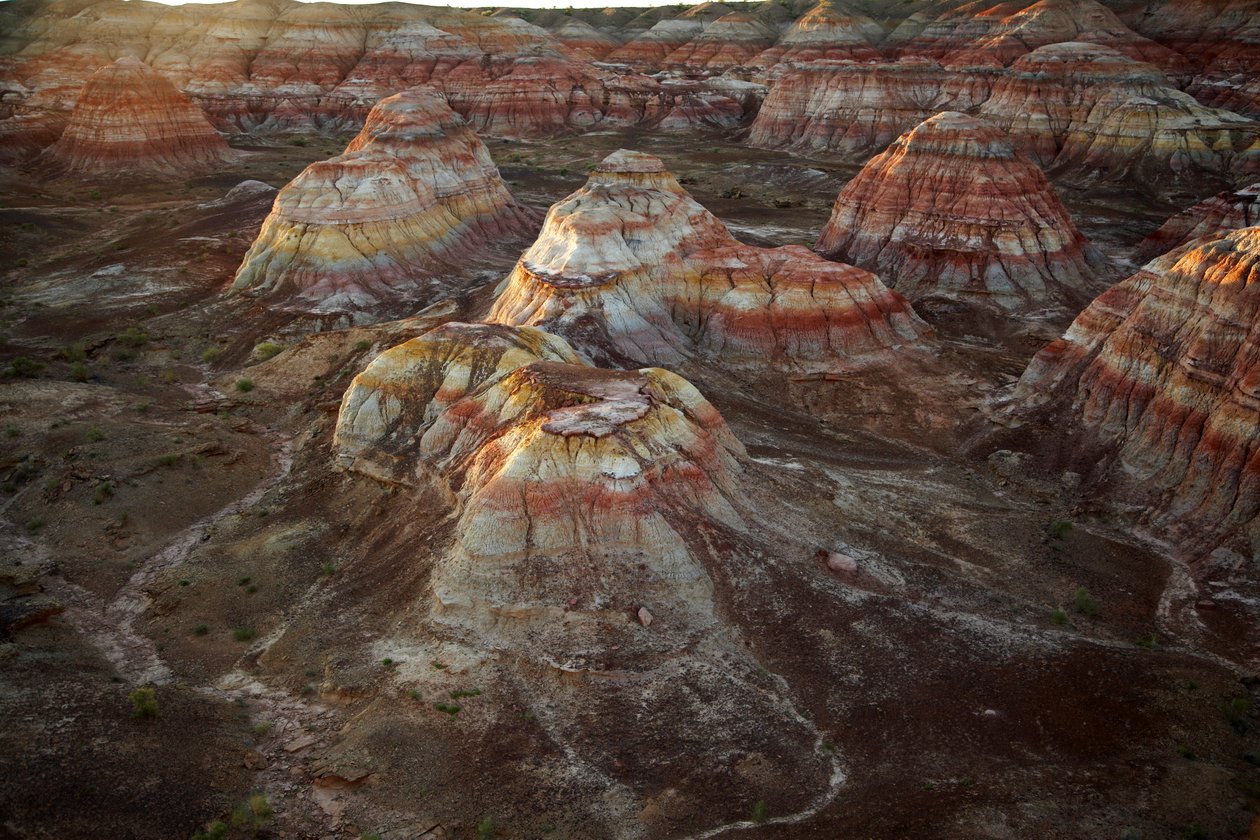Bunte Felsen in der Nähe von Wu Cai Wan in der Wüste Gobi, Xinjiang, Westchina, 2007 (Foto) von Ira Block