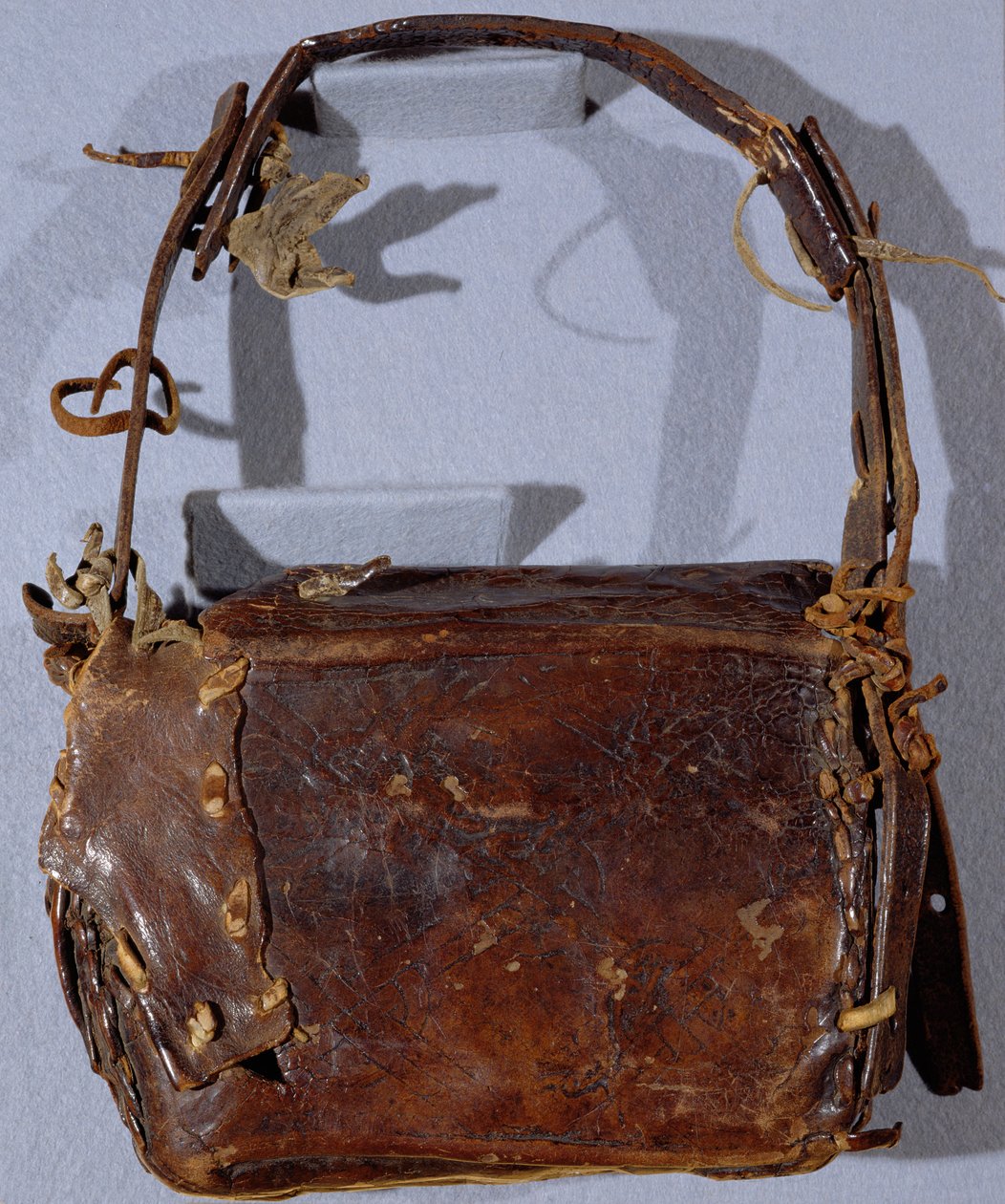 MS CCC 282 Das Corpus Christi Buchsäckchen oder Budget, von hinten betrachtet, irisch, c.1120-30 (Leder) von Irish School