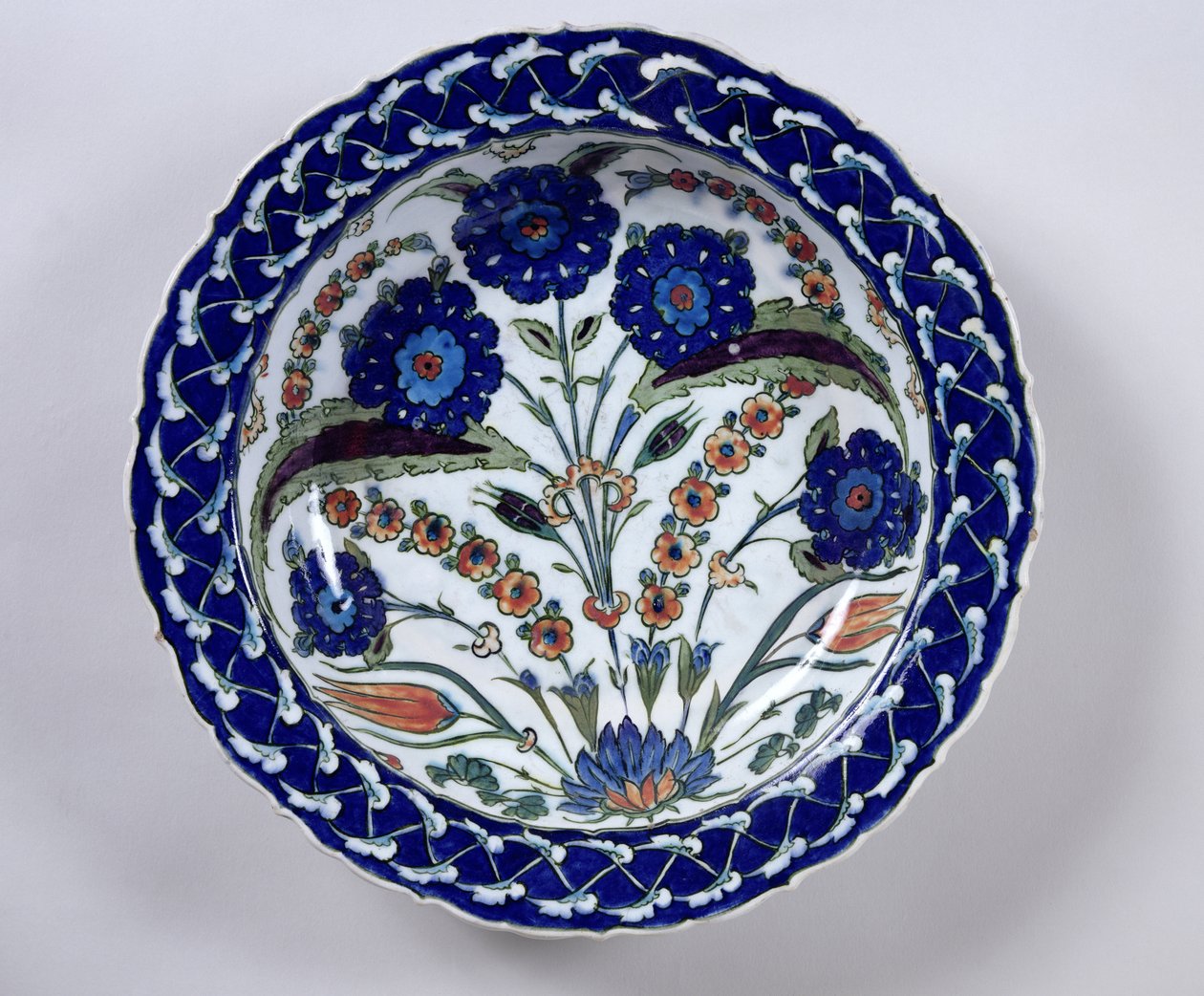Schale mit Blumendekoration, Iznik von Islamic School