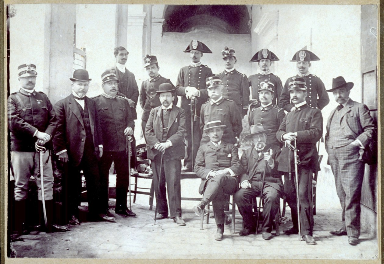 Porträt von Soldaten und Zivilisten in Modica, Sizilien, 1907 von Italian Photographer