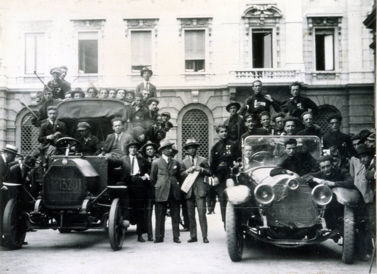 Mailand, 3. und 4. August 1922. Die Reaktion der Faschisten auf den Streik. Aktionsgruppen auf dem Scala-Platz. von Italian Photographer