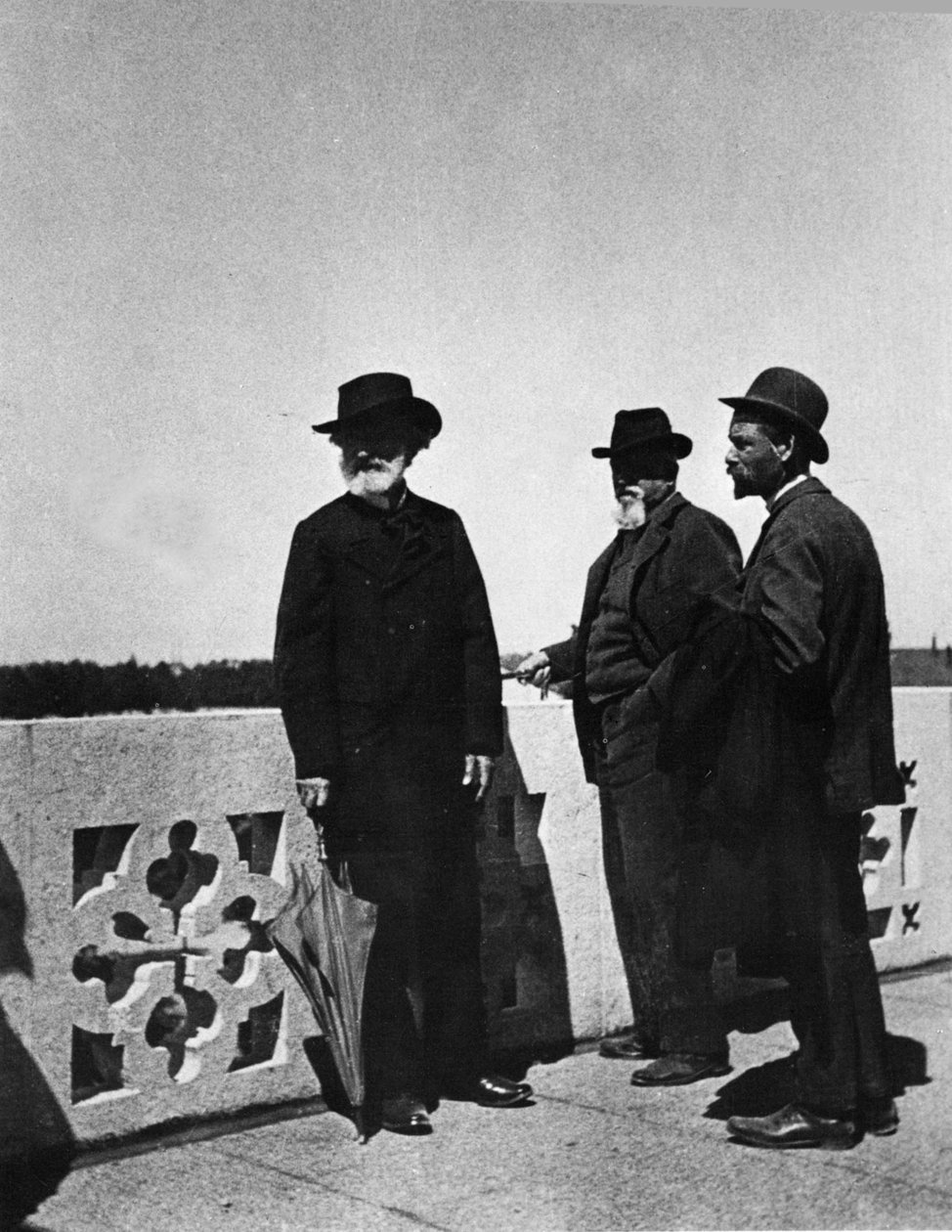 Der Komponist Giuseppe Verdi, der Architekt Camillo Boito und Noseda während des Besuchs der Arbeiten am Ruhesitz für Komponisten um 1898 auf dem Buonarroti-Platz in Mailand von Italian Photographer