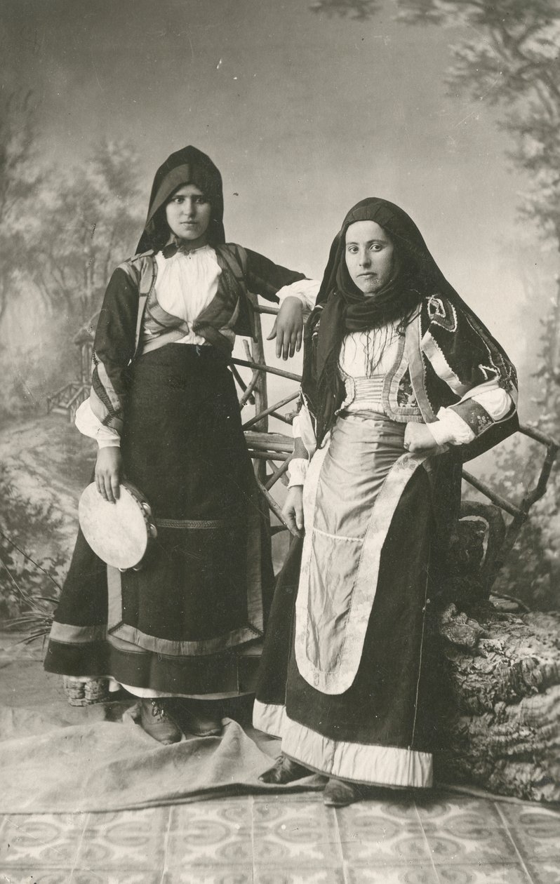 Zwei Frauen in traditioneller Kleidung aus Belvi und Aritzo, Sardinien, Italien, ca. 1910 von Italian Photographer