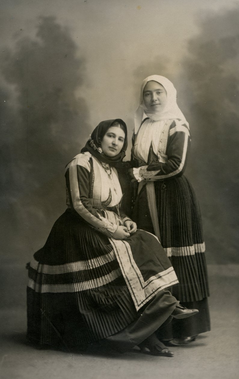 Zwei Frauen in traditioneller Tracht, Fonni, Sardinien, Italien, ca. 1915 von Italian Photographer