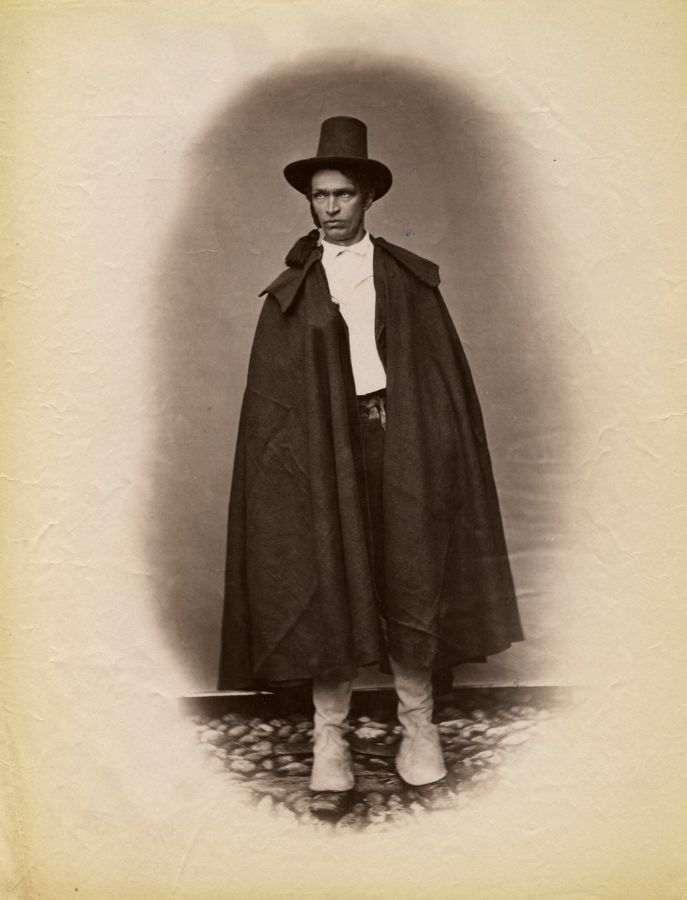 Junger Mann mit Umhang und Hut, Parre, Lombardei, Italien, Fotografie von Premiata Fotografia Taramelli, Bergamo von Italian Photographer